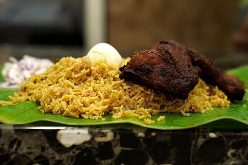 Kostenloses Stock Foto zu aambur biriyani, bananenblatt, biriyani