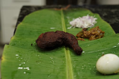 Kostenloses Stock Foto zu aambur biriyani, bananenblatt, biriyani