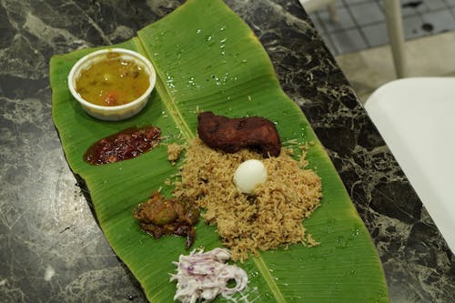 Kostenloses Stock Foto zu aambur biriyani, bananenblatt, biriyani