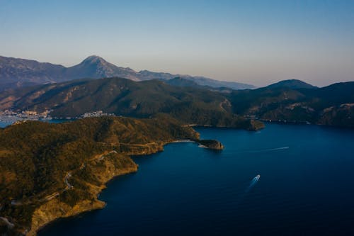 Gratis stockfoto met baai, bergen, blauwe lucht
