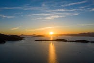 宁静的大海、遥远的岛屿和充满活力的天空，令人惊叹的日落景色