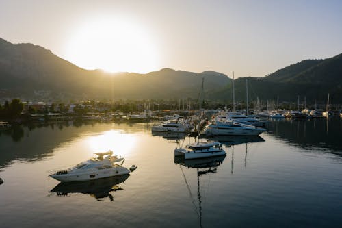 Kostenloses Stock Foto zu berge, boote, dämmerung