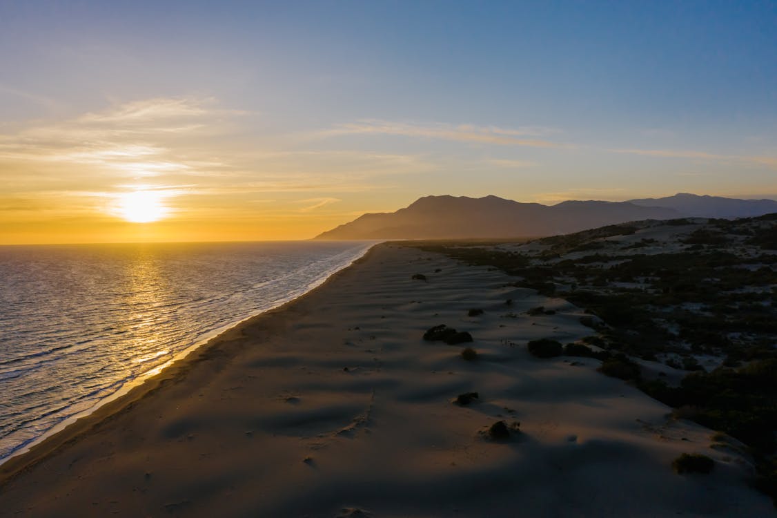 Foto profissional grátis de ao ar livre, areia, beira-mar