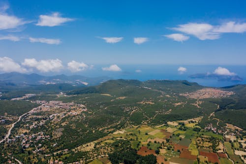 Gratis stockfoto met akkerland, bergen, blauwe lucht