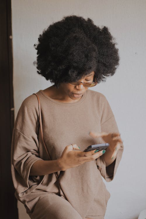 Darmowe zdjęcie z galerii z afroamerykanin, czarna kobieta, gadżet