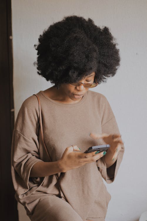 Foto d'estoc gratuïta de afroamericà, artefacte, camisa de màniga llarga