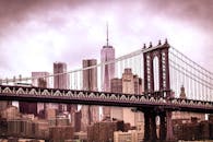 棕褐色色调下的曼哈顿大桥与纽约市天际线呈现出戏剧性的景象