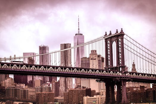 棕褐色色调下的曼哈顿大桥与纽约市天际线呈现出戏剧性的景象