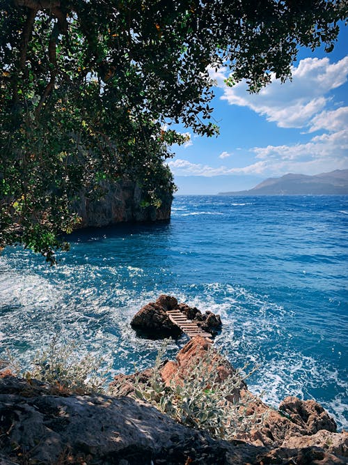 Foto d'estoc gratuïta de Costa, formació rocosa, mar