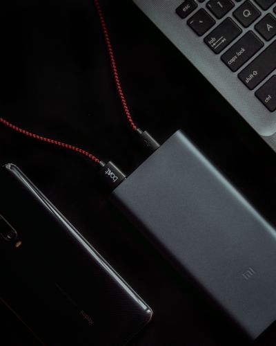 Powerbank modern dengan smartphone