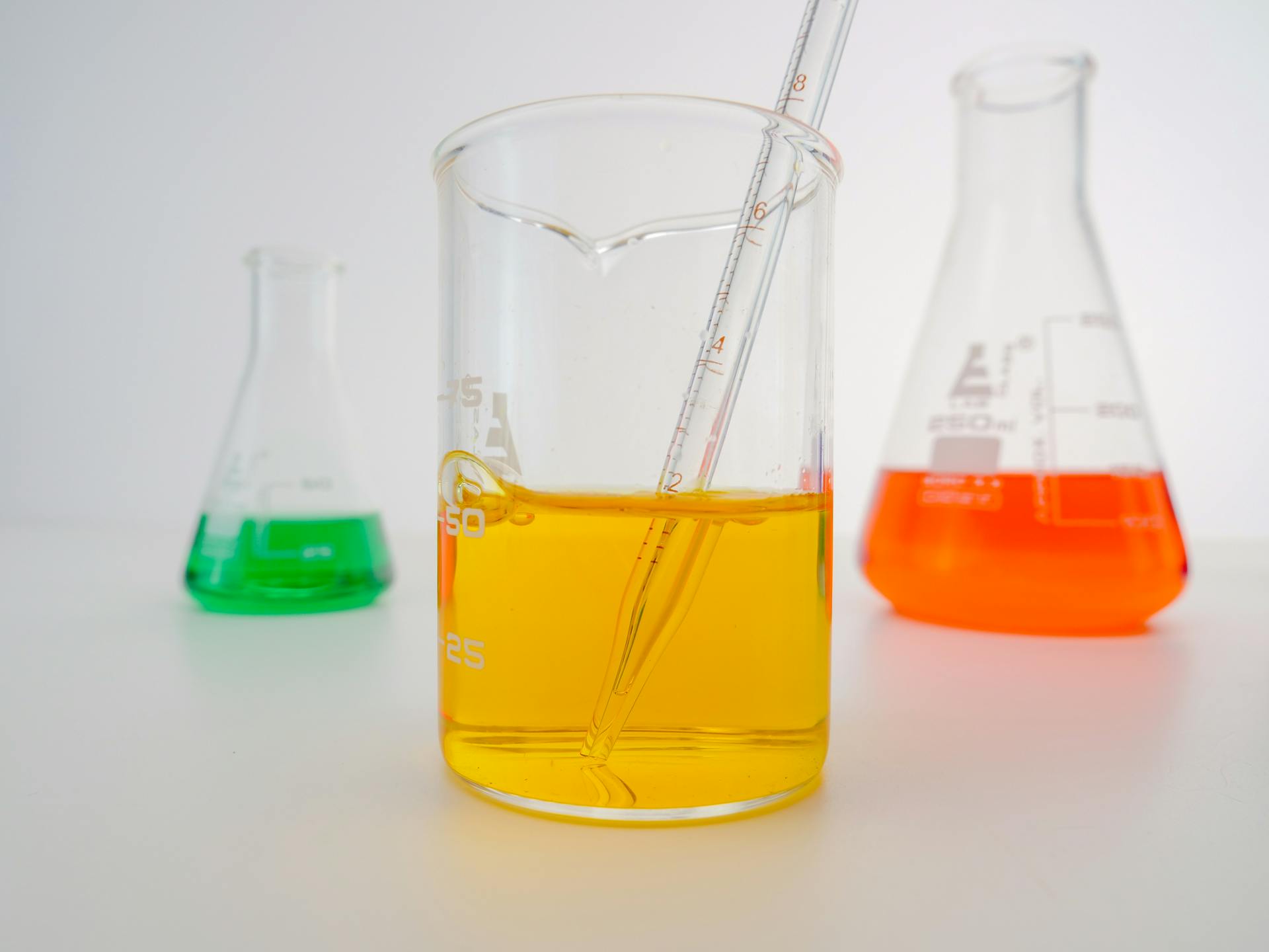 Vue rapprochée de liquides colorés dans des verres de laboratoire