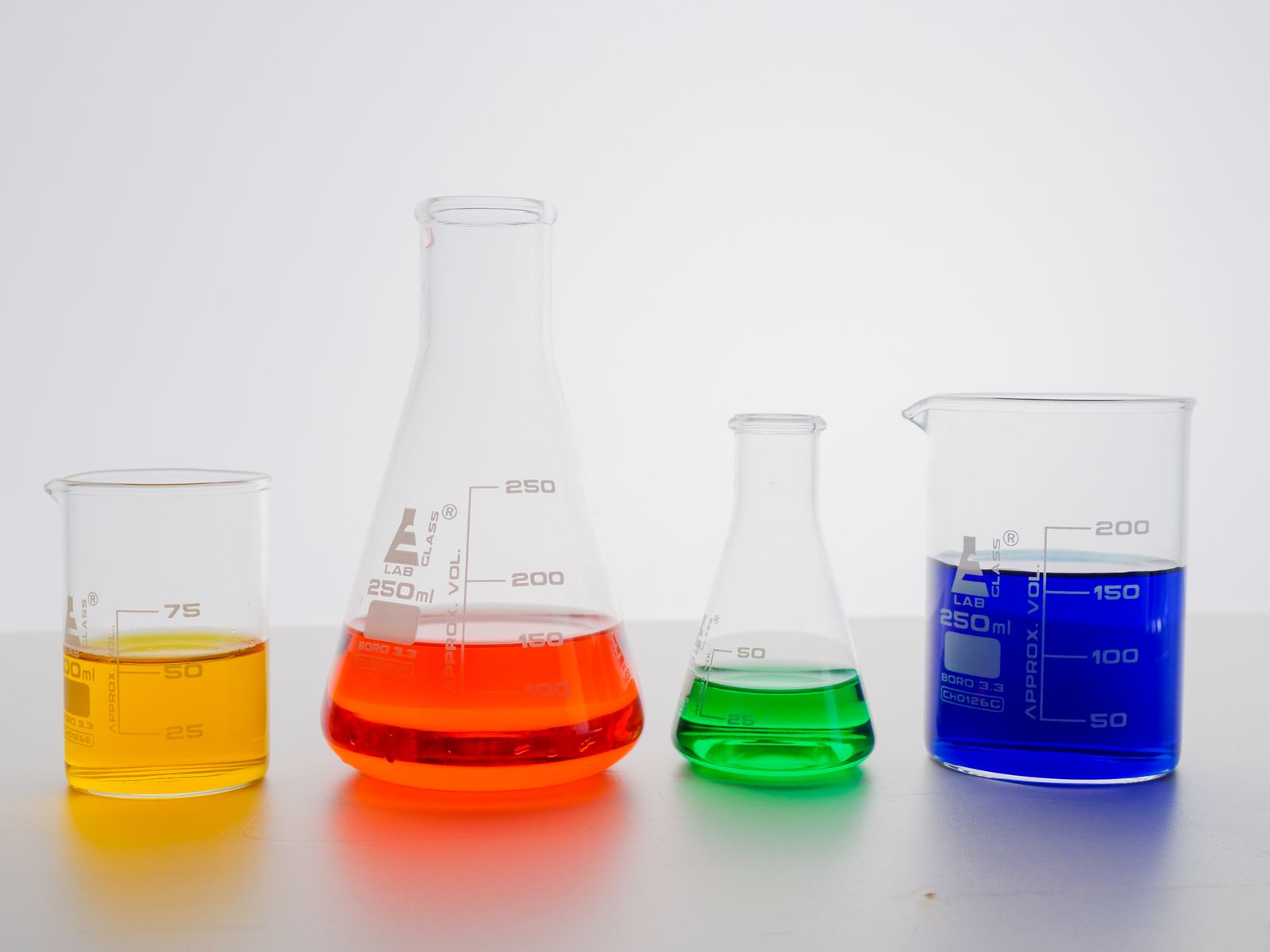 Laboratorní sklo a barevné roztoky