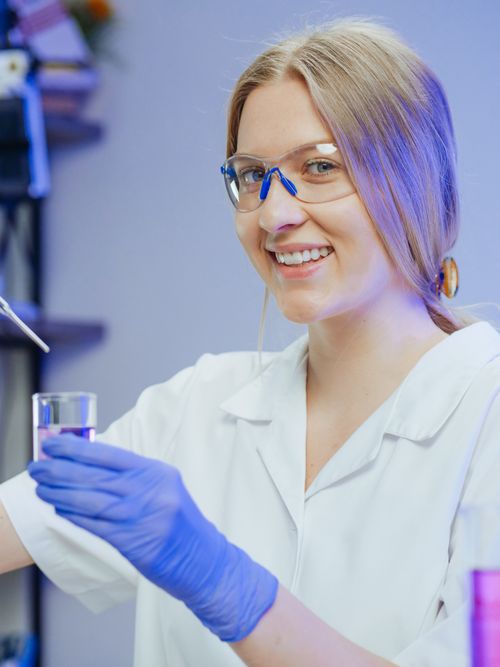 Free Young female scientist conducting an experiment with glassware in a lab. Stock Photo