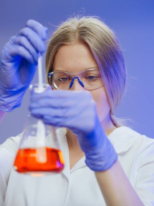 Free Close-Up Photo of a Woman Doing an Experiment Stock Photo