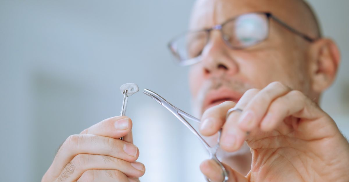 Improving neural implant performance by tackling longevity and safety issues Improving neural implant performance by tackling longevity and safety issues