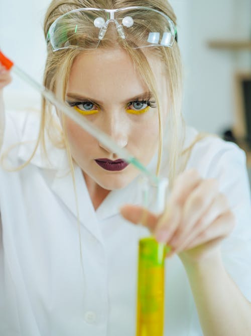 Free A Woman Doing an Experiment Stock Photo