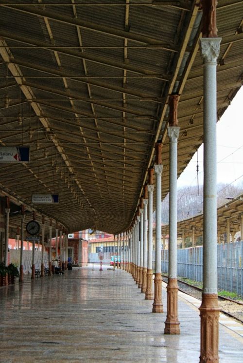 Free A quiet, empty platform of a historic railway station showcasing elegant architecture. Stock Photo