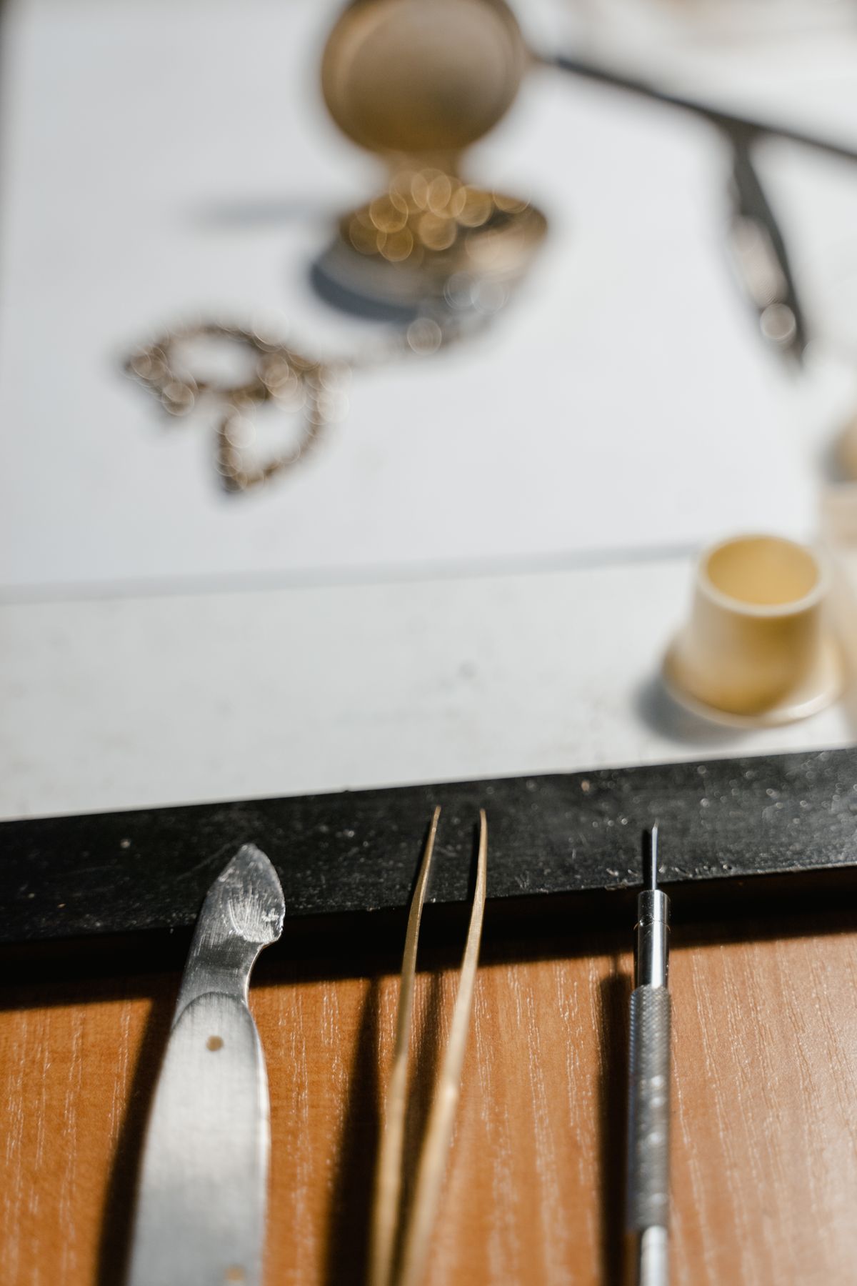 Herramientas de reparación de relojes sobre la mesa de trabajo