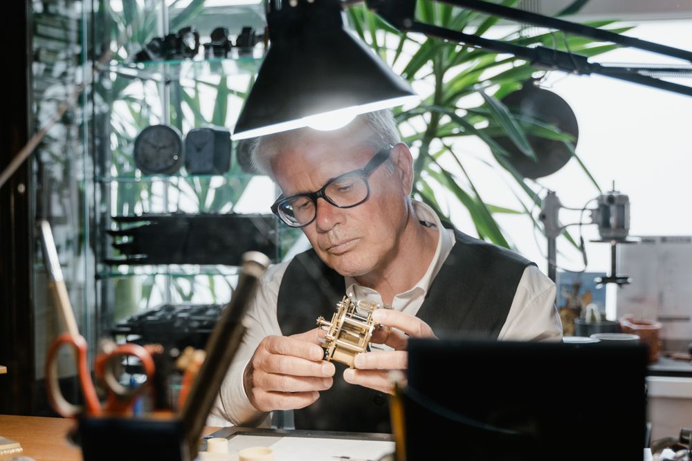 Maestro orologiaio nel laboratorio