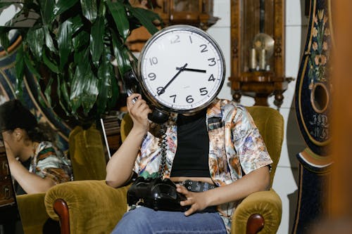 Безкоштовне стокове фото на тему «годинник, кнопковий телефон, крісло»