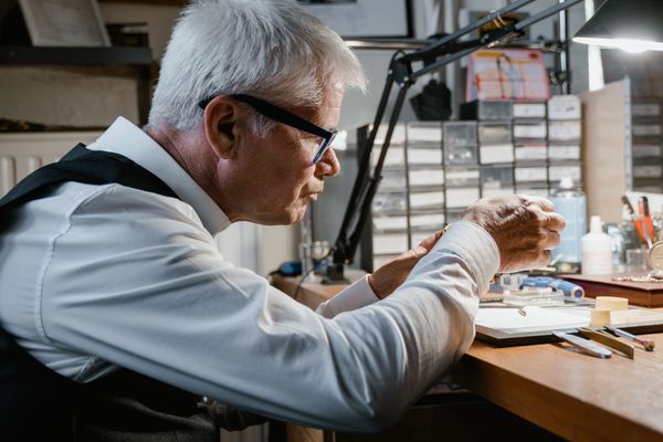 A regulating bench with loupes and tweezers laid out — Tima Miroshnichenko on Pexels