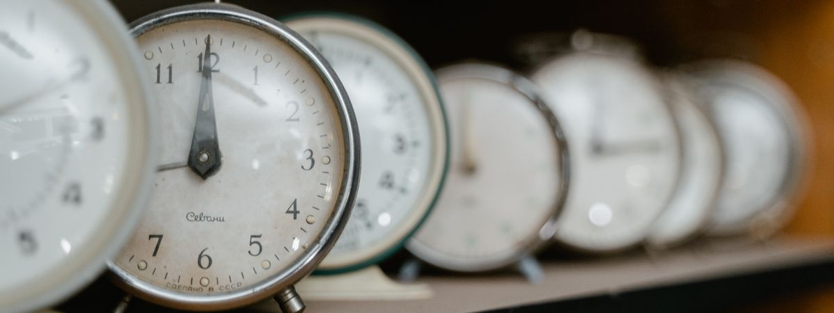 Colección de despertadores antiguos en una estantería
