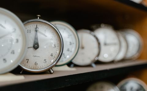 Colección de despertadores antiguos en una estantería