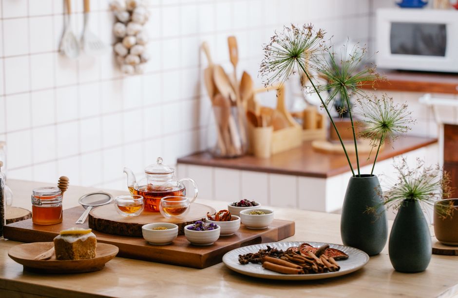 Herfstkruiden en pompoenen decoreren de keukentafel. Herfstkruiden en pompoenen decoreren de keukentafel.