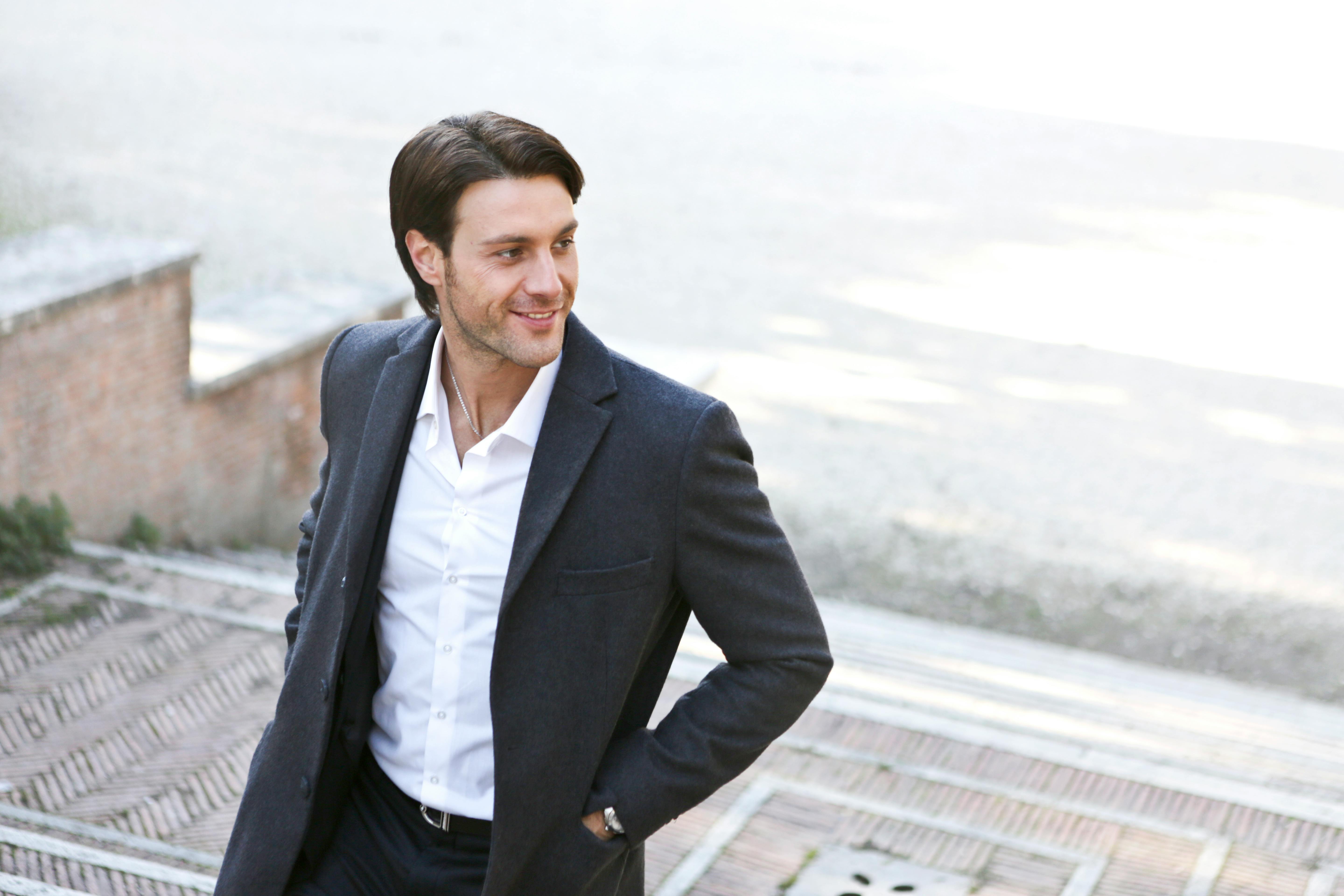 Man standing outside a building.| Photo: Pexels