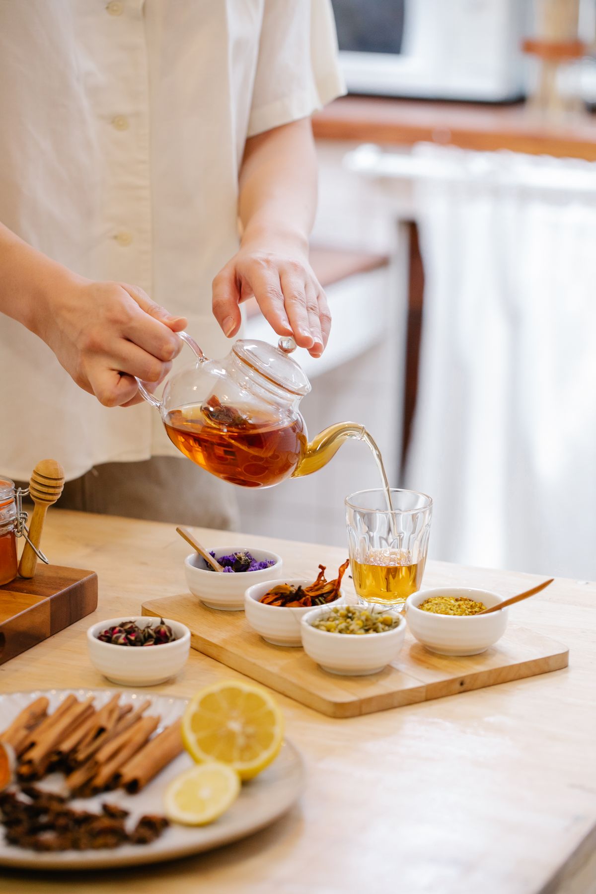 テーブルでお茶を注ぐ手元