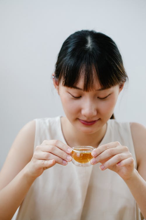 Asyalı kadın, Çay, dikey atış içeren Ücretsiz stok fotoğraf
