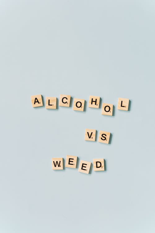 Gratis stockfoto met alcohol versus wiet, brieven, lichtblauwe achtergrond