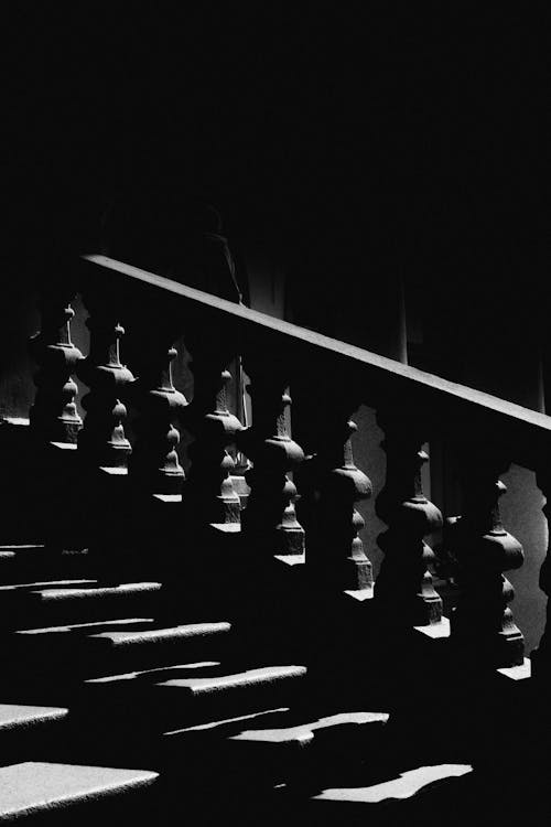 Gratis stockfoto met betonnen leuningen, betonnen trappen, donker