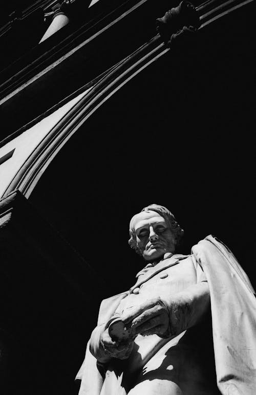 Free Grayscale Photo of a Statue Stock Photo