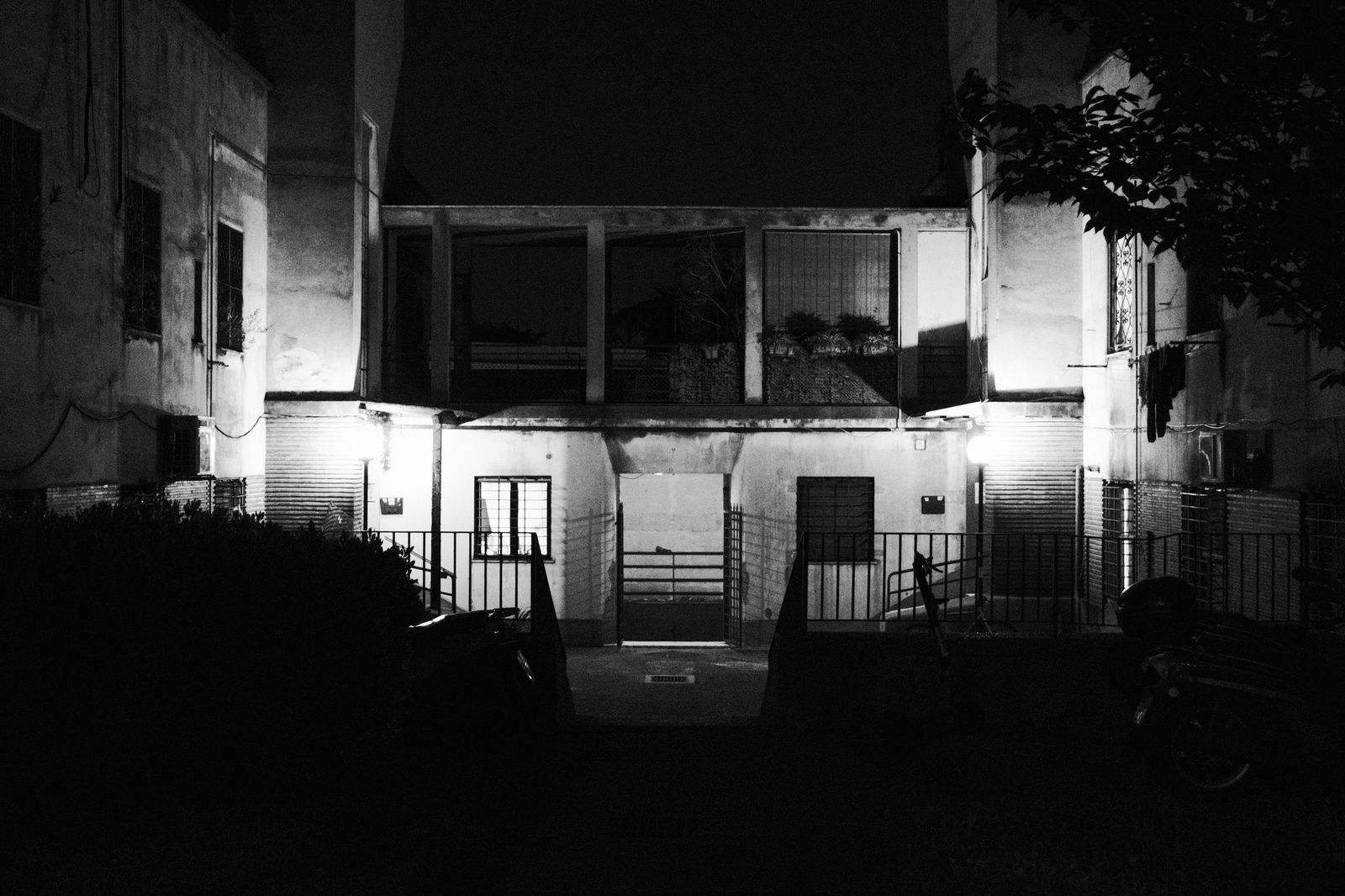 Prédio abandonado iluminado à noite