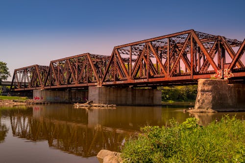 demir yolu, ırmak, köprü içeren Ücretsiz stok fotoğraf