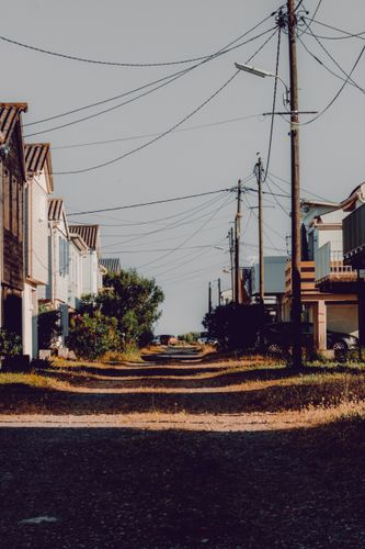 calle residencial con viviendas unifamiliares