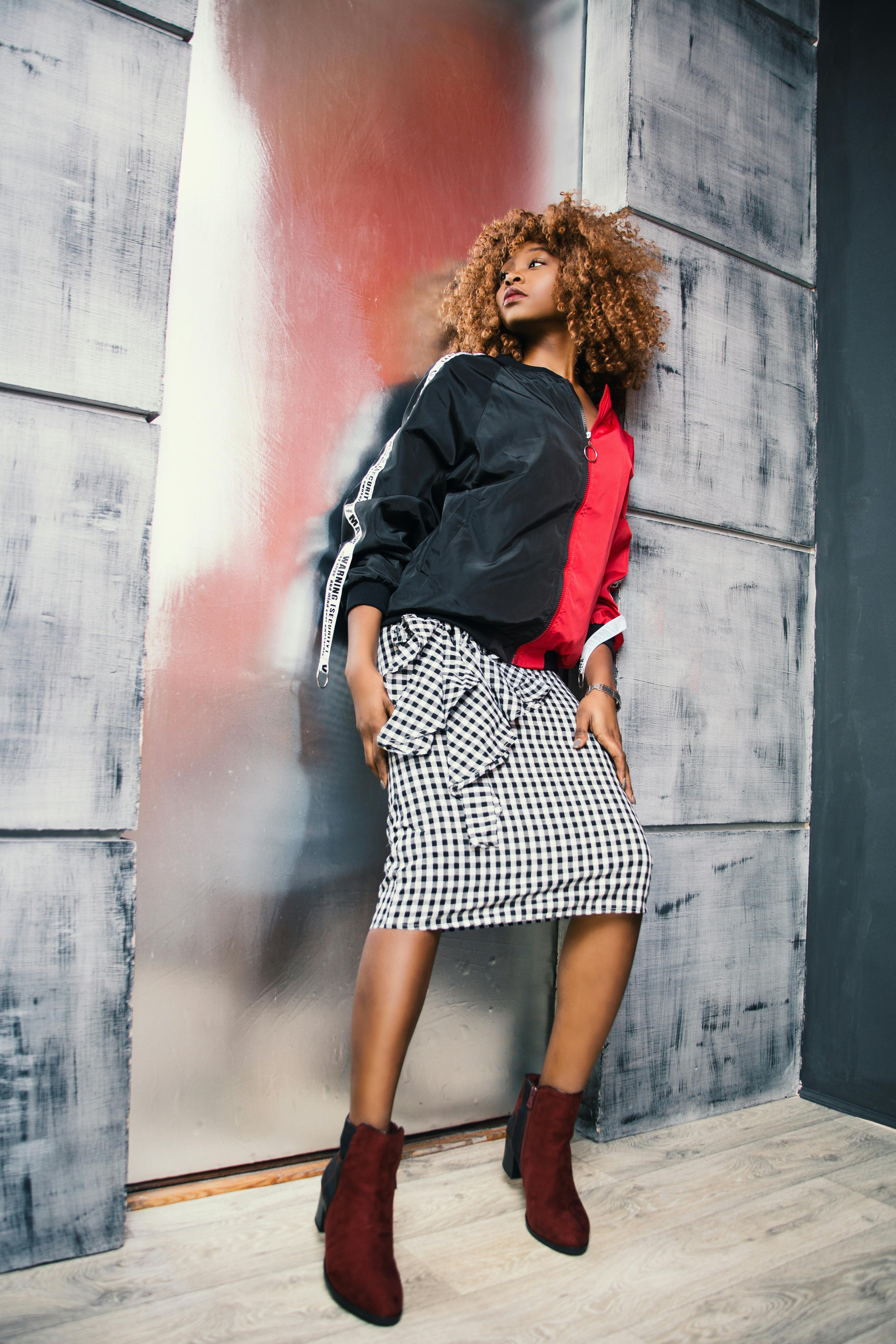 Mujer, Llevando, Camisa Gris, Tenencia, Cabeza · Foto de stock gratuita