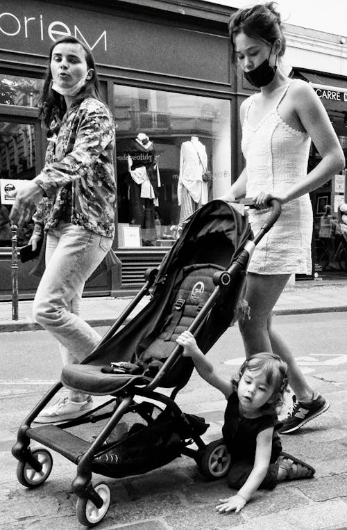 Foto profissional grátis de calçadão, carrinho de bebê, criança