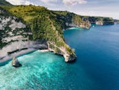 令人惊叹的航拍悬崖，绿树成荫，海水碧绿