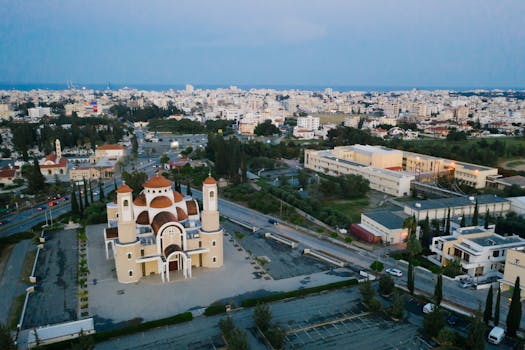 Vista panoramica di una città cipriota con architettura moderna e tradizionale