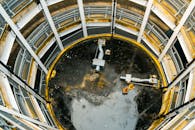 工业结构的鸟瞰图，带有金属栏杆和通风管