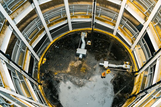 工业结构的鸟瞰图，带有金属栏杆和通风管