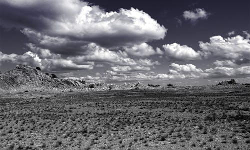 Grauer Sand Mit Grauem Himmel Und Weißer Wolkenfotografie