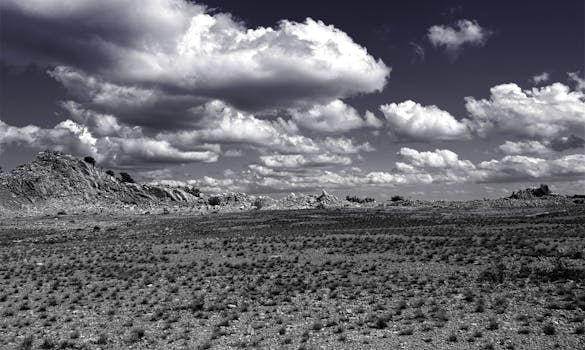 广角镜头下的岩石沙漠景观，云层引人注目，非常适合自然主题