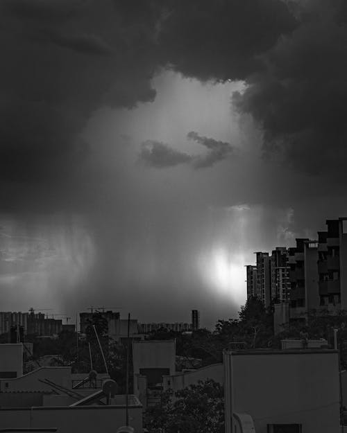 Fotos de stock gratuitas de alto, blanco y negro, con tormenta