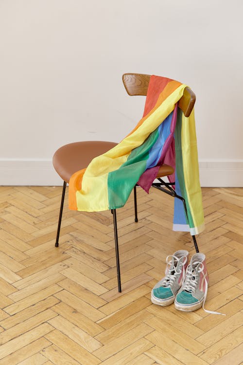 Foto profissional grátis de arco-íris, cadeira, calçados
