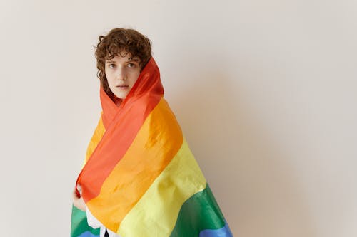 Photos gratuites de cheveux bouclés, drapeau arc-en-ciel, femme