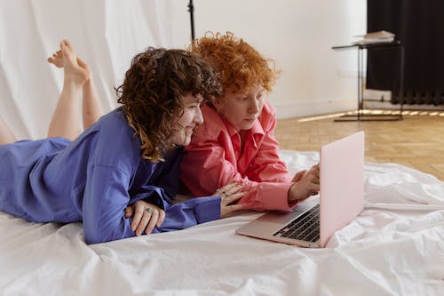 Gratis stockfoto met computer, gekruld haar, koppel