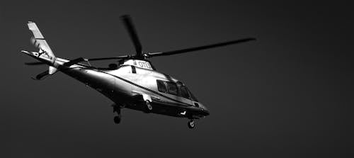 ヘリコプターのモノクロ写真